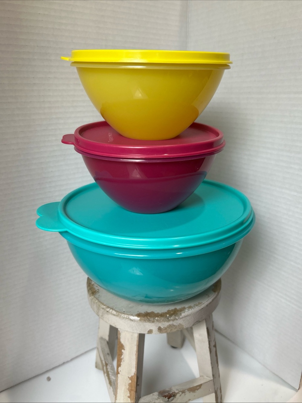 Tupperware Bowl Set – 3 Bowls Matching Lids Aqua, Pink & Yellow Retro Kitchen